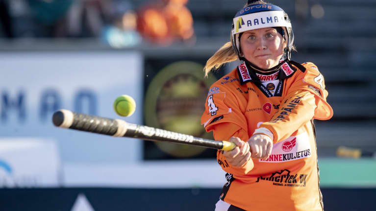 Kirittärien Emma Körkkö oli kentän kuningatar Jyväskylässä keskiviikkona kahdella kunnarilla naisten Superpesiksen ottelussa Kirittäret vs. Siilinjärven Pesis Jyväskylässä 2. kesäkuuta 2021.