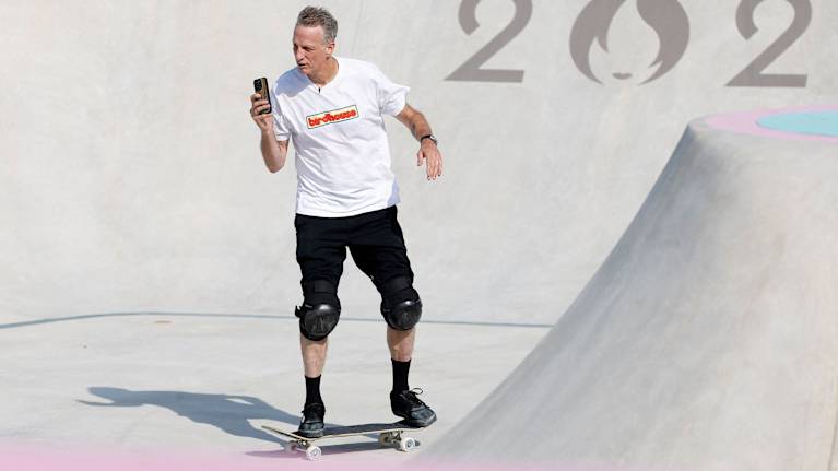 Tony Hawk skeittaa ja kuvaa puhelimellaan.