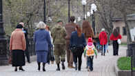 Människor promenerar i en park i Donetsk.