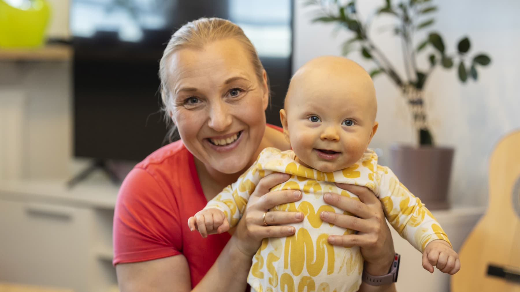 Käsipalloilija Annamari Jääskeläinen ja Elton-vauva. Jääskeläinen tuli äidiksi kumppanuusvanhemmuuden kautta.