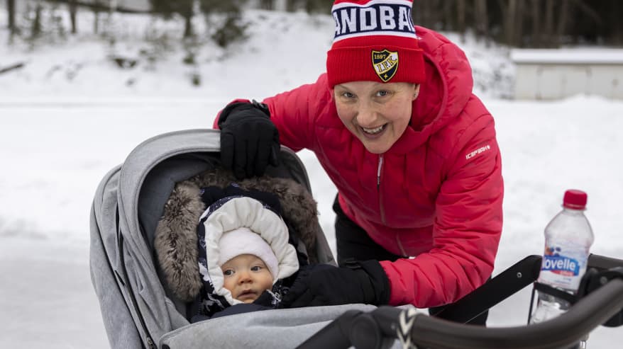 Käsipalloilija Annamari Jääskeläinen vaunulenkillä luistinradalla Elton-vauvan kanssa. Jääskeläinen tuli äidiksi kumppanuusvanhemmuuden kautta.