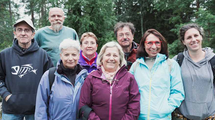 Italialaisia turisteja ryhmäkuvassa Hörtsänän arboretumissa Orivedellä