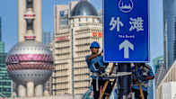 Työntekijä asentaa valvontakameroita Shanghaissa elokuussa 2020.