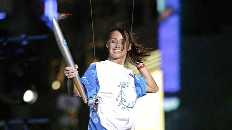 Nadia Comaneci kantaa Olympiasoihtua vuonna 2004.