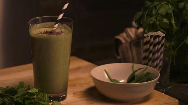 Vegansk "mint-choclate chip milkshake" på kokos och mynta