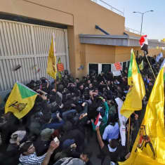 Demonstranter vid USA:s ambassad i Baghdad, Irak den 31 december 2019.