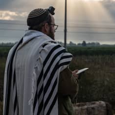 Israelisk soldat med judisk huvudbonad tittar mot gränsen till Libanon.