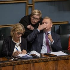 Annika Saarikko och Antti Kurvinen viskar inför Anna-Maja Henriksson och Tytti Tuppurainen.