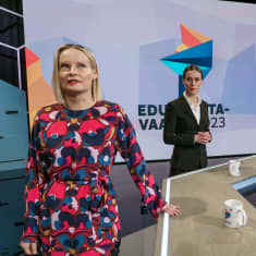 Riikka Purra, Sanna Marin och Petteri Orpo i en tv-studio.