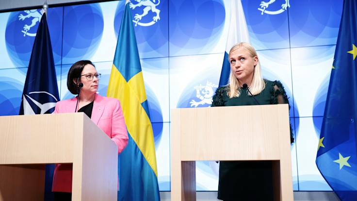 Ruotsin ulkoministeri Malmer Stenergard ja ulkoministeri Elina Valtonen puhuvat tiedotustilaisuudessa.