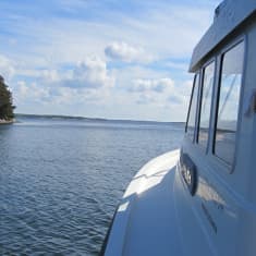 ruffad motorbåt på havet förbi holme