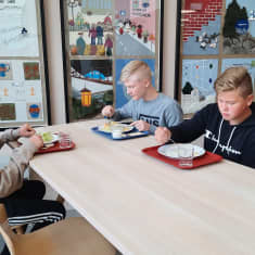 Nicholas Voutilainen, Alexander Blomberg och Alvin Penttilä äter skollunch i Strömborgska skolan