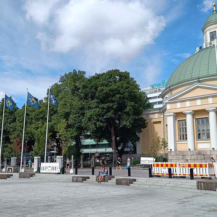 Den gula ortodoxa kyrkan vid Åbo salutorg en solig sommardag.