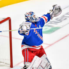 Henrik Lundqvist sträcker upp händerna i luften och jublar efter sin seger i All Star-helgens målvaktstävling.