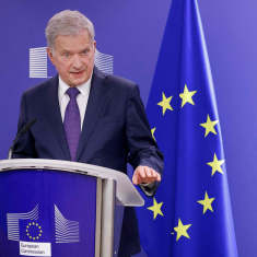 Sauli Niinistö och Ursula von der Leyen på en presskonferens. Blåa färger och EU:s flagga.