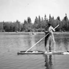 En man står på en flotte