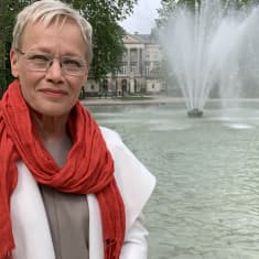 Susanna Turunen Brysselissä, Warande-puistossa, parlamenttitalon edessä.