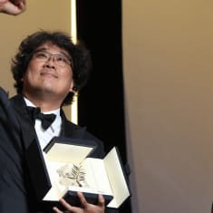 Den sydkoreanska regissören Bong Joon-Ho firar sitt pris för filmen Parasite (Gisaengchung) i Cannes tillsammans med den franska skådespelerskan Catherine Deneuve.