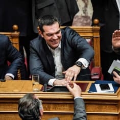 Tsipras gratulerades av kolleger efter omröstningen i parlamentet på onsdag kväll. 