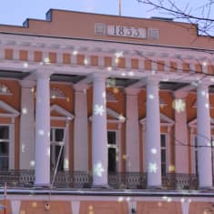 Snöflingor avbildade på Åbo Akademis huvudbyggnad i samband med ljusshow då Åbo Akademi 100 år- jubileumsåret invigdes.