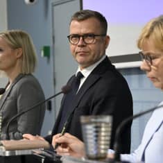 Statsminister Petteri Orpo (Saml), finansminister Riikka Purra (Sannf) och undervisningsminister anna-Maja Henriksson håller presskonferens,