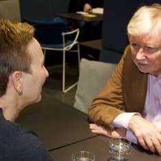 Paula Salovaara diskuterar med Erkki Tuomioja i radioprogrammet Paula möter.