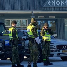 Ruotsin sotilaspoliisit Hetan lentokentällä Nordic Response -harjoituksen aattona.