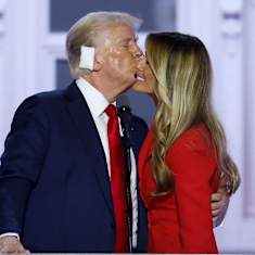 Donald Trump suutelee vaimoaan Melaniaa poskelle kampanjatilaisuudessa.