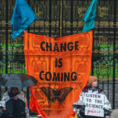 Extinction Rebellion -liikkeen mielenosoittajat Glasgow'n yliopiston edustalla perjantaina, vaatimassa yliopistolta isompia ympäristönsuojelutoimia.