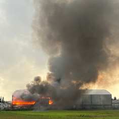 Industrihall i brand, tjock rökutveckling.