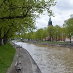 Aura å med Pinellan och Domkyrkan i bakgrunden.