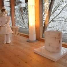 Hemma hos Karin Widnäs i Fiskars finns en skulptur av Kim Simonsson, en lampa gjort av Camilla Moberg och en korg av Kati Tuominen-Niittylä.