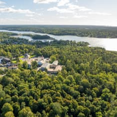 Sjukhusområde i skogen sett från ovan