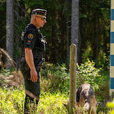 Rajavartia Suomen ja Venäjän rajalla työkoiransa kanssa.