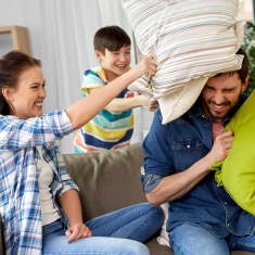 familj har kuddkrig i soffan