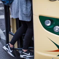 Skolelev stiger på bussen