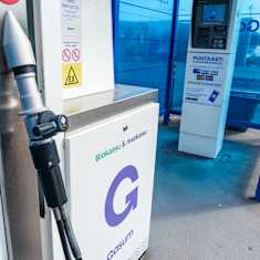 En pump med texten "Gasum" för biogas och naturgas vid en tankstation.