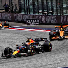 Verstappen jagas av två McLaren-bilar.