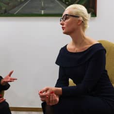 Julija Navalnaja samtalar med Belgiens utrikesminister Hadja Lahbib på EU-ländernas utrikesministermöte i Bryssel den 19 februari 2024.