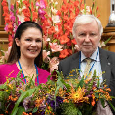 Lulu Ranne och Erkki Tuomioja vid Nordiska rådets session, med blomster.