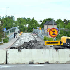 Järnvägsbron i Karis avstängd för trafik med betonggrisar inför byggarbete och rivning av bron.