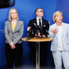 Regeringens partiledare Sari Essayah (KD), Riikka Purra (Sannf),  Petteri Orpo (Saml) och Anna-Maja Henriksson (SFP) vid en pressträff på Finansministeriet.