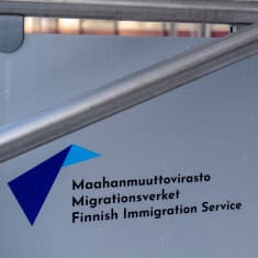 Migrationsverkets skylt utanför kontoret.