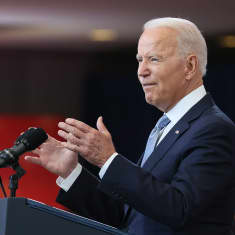 Vithårig man i mörkblå kostym bakom en talarstol. President Joe Biden talade om rösträtten under ett besök i Philadelphia den 13 juli 2021.