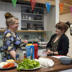 Marianne Liitelä och Ida Jyrkkänen lagar mat på Pojo ungdomsförening. 