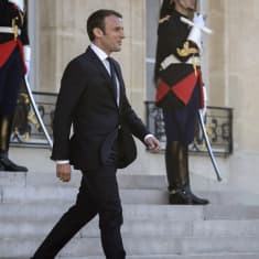 Frankrikes president Emmanuel Macron utanför Élyséepalatset i Paris 21.5.2017