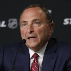 NHL-kommissionär Gary Bettman höll presskonferens