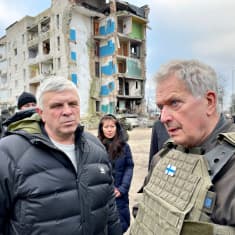 President Sauli Niinistö i Borodjanka i Ukraina. Till vänster syns stadens stadsdirektör Georgi Jerko.