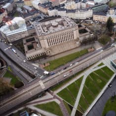 Ilmakuvassa on Eduskuntalo toukokuussa 2021.