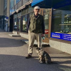 Jan Grajewski med sin hund Aki i Borgå.